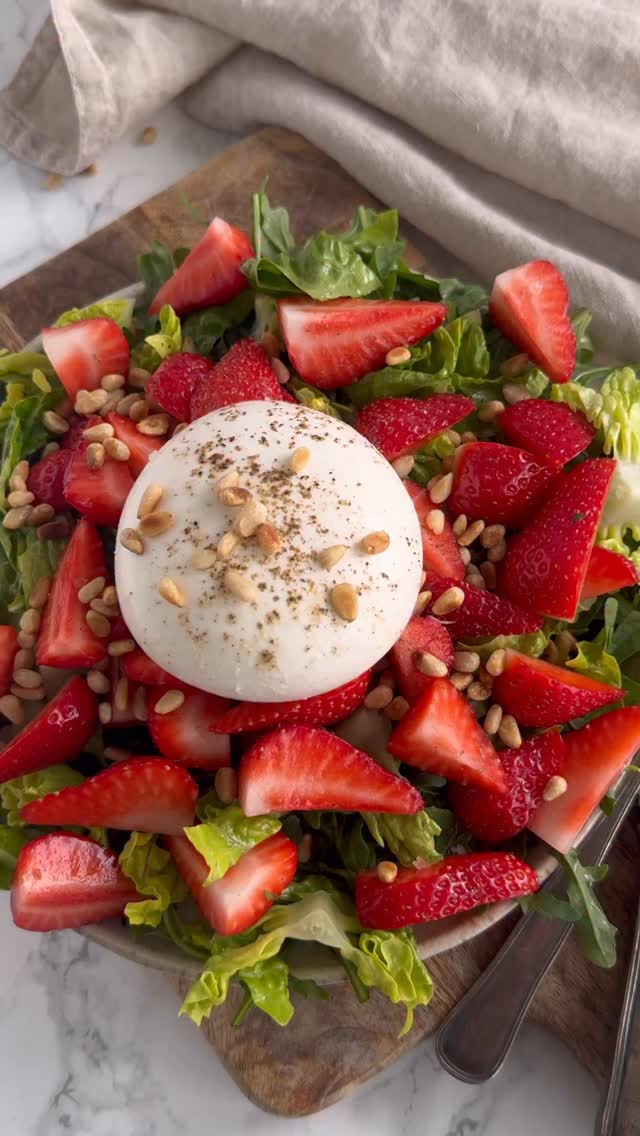 JORDBÆR OG BURRATA 🍓
Det er bare en god kombi 🤌🏻

Det smager fantastisk og så er salaten lynhurtig at lave, det tager kun 10 minutter👌🏻

Perfekt som tilbehør til sommers grillmad ☀️

🌱Opskriften får I herunder, husk at gem den til senere brug:🌱

▪️75 g rucola
▪️1 hoved hjertesalat
▪️300 g friske jordbær
▪️1 burrata ost
▪️50 g pinjekerner 
▪️Salt og peber 

Skyl salaterne og snit hjertesalaten
Anret på et fad eller tallerken
Top med skyllede jordbær skåret i kvarte. 
Hæld vandet fra burrataen, læg den ovenpå salaten. Krydr med salt og peber. Rist pinjekerner på en tør og varm pande, det tager 2 minutter, rør i dem undervejs. Krydr salaten med salt og peber og drys med ristede pinjekerner. 

•
•
•
#burrata #jordbær #danskejordbær #sommersalat #sommermad #dittelykkebergmadblog