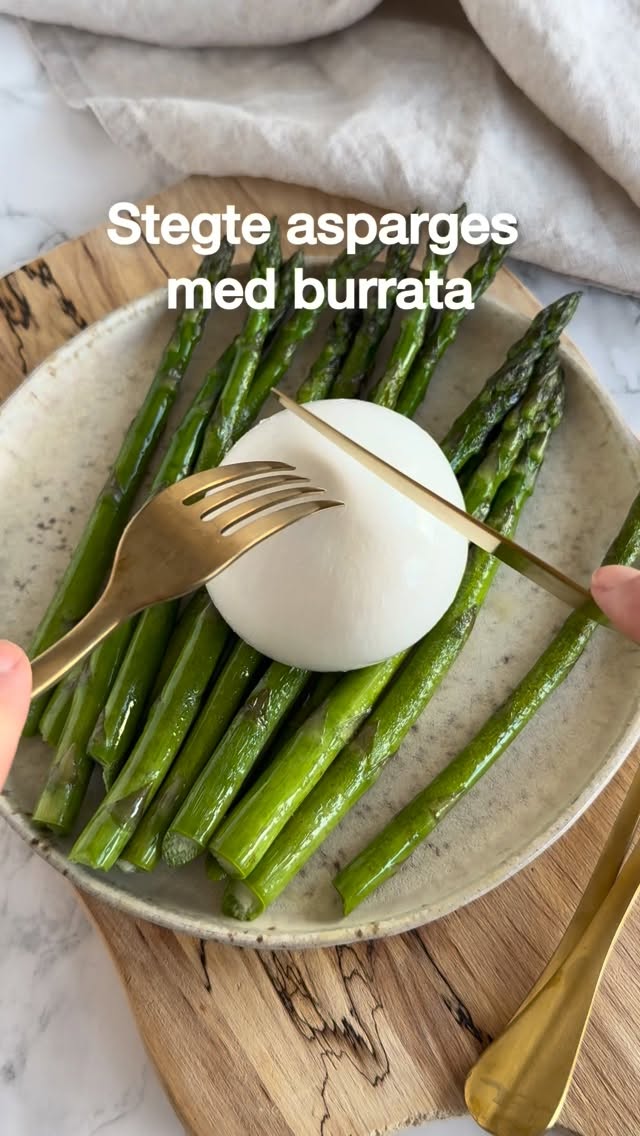 SÆSONENS BEDSTE TILBEHØR MED ASPARGES 🌱💚

Det her er verdens bedste kombi, synes jeg ☺️
Stegte sprøde asparges og cremet burrata - og så lidt citronskal på toppen 😋🤌🏻
Det er SÅ nemt og smager fantastisk. 

HUSK at gemme 📌

Det skal du bruge:
1 bundt asparges
1 burrata
Olivenolie
Salt og peber
Skallen fra 1/2 øko citron 🍋 

Skyl asparges og steg dem 3-4 minutter på en varm pande i olivenolie. Drys med lidt salt
Kom asparges over på et fad. Læg burrata ovenpå og skær i den, så det bløde i midten fylder ud. 
Drys med salt, peber og revet citronskal. 

Velbekomme 💚

•
•
•
#dittelykkebergmadblog #aspargessæson