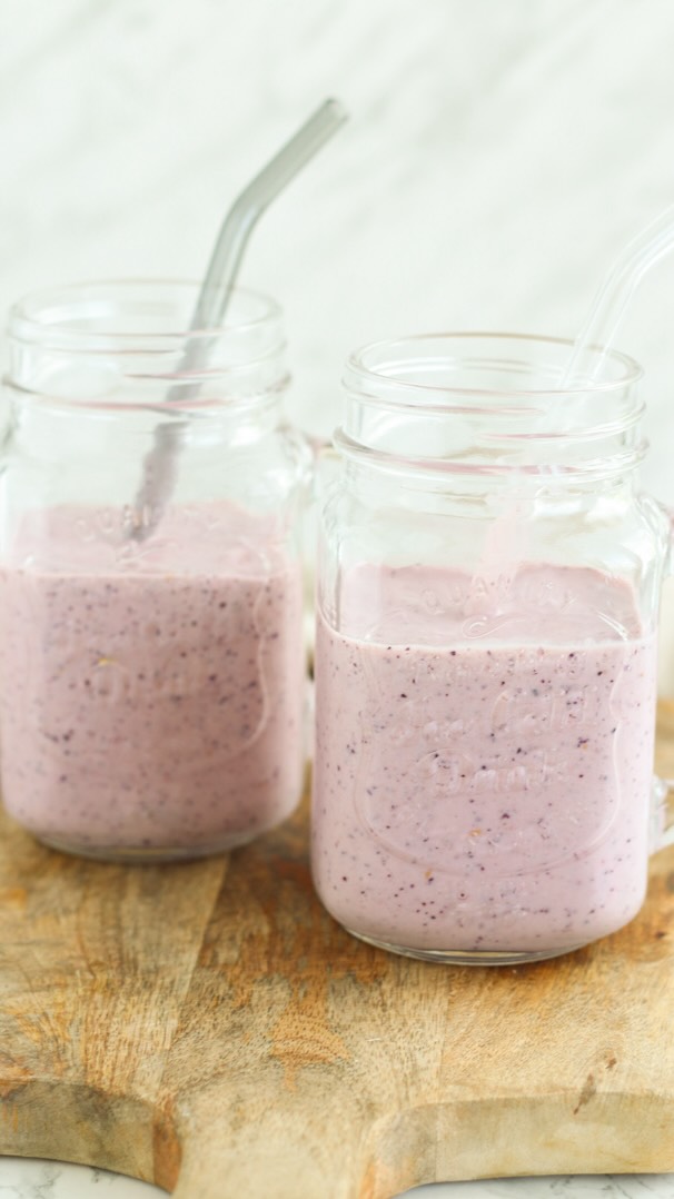 MILKSHAKE MED BÆR 🩷💜

Nem sommer milkshake, lav den på bare 5 minutter 🙌🏻

Jeg bruger hindbær og blåbær. Men du kan sagtens skifte dem ud med f.eks. jordbær 🍓 

Bare et lille tip: Køb en GOD vaniljeis, der er så stor forskel på smagen…🍦

Opskriften kommer her:
Til 2 personer:
▫️125 g friske hindbær
▫️125 g friske blåbær
▫️2 dl mælk 
▫️4 kugler vaniljeis 
Kom bær, mælk og vaniljeis i en blender.
Blend indtil bær er blendet helt fint. 
Hæld shaken i to glas og server dem straks. 

💡HUSK at gem opslaget💡Så har du altid opskriften lige ved hånden. 

•
•
•

#dittelykkebergmadblog 

Skal du prøve den? 🫐🍓🍦