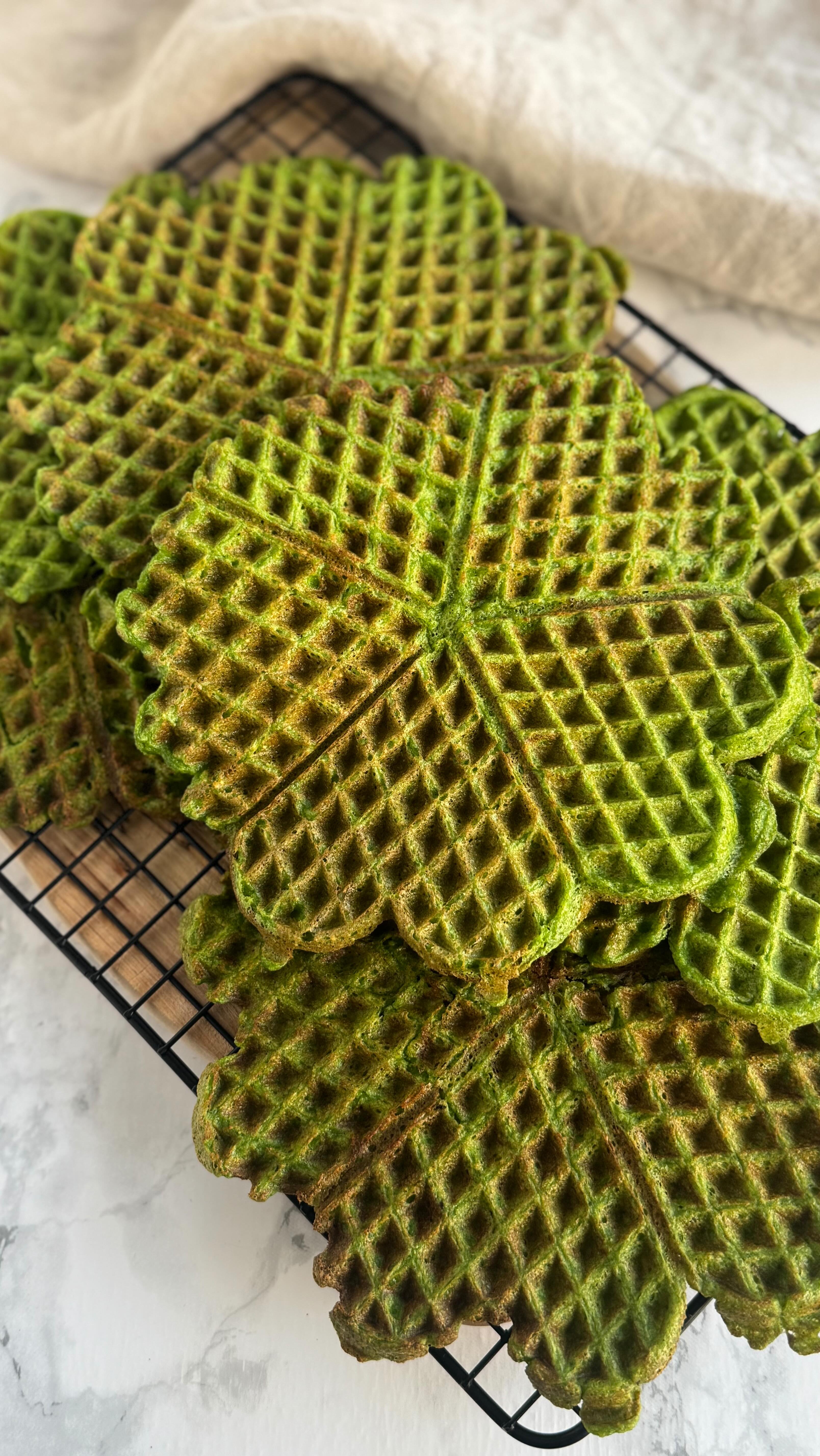 DE HER SPINATVAFLER ER GENIALE 💚🌱

De er fyldt med gode proteiner fra både hytteost og æg, og så er de helt uden mel og med masser af kostfibre 💪🏻

Til aftensmad topper vi dem med enten kylling, tun eller laks og så en masse forskelligt grønt 🥬🫛🥒🫜🥑🌽

Vi spiser dem også bare som de er - og Julius elsker at få dem med i madpakken 😍

Skal du have opskriften?
Skriv “Ja tak” i en kommentar herunder, så sender jeg et direkte link ☺️

•
•
•

#dittelykkebergmadblog