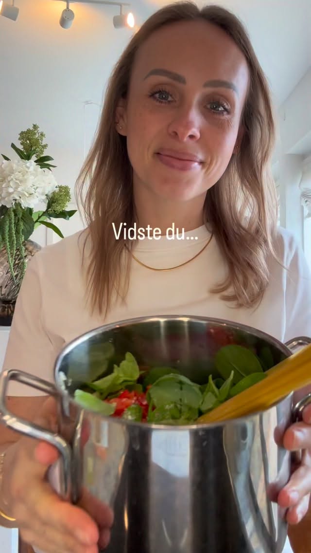ONE-POT PASTA - nem aftensmad på under 30 minutter 🧡

Den proteinrige madplan fra Mambeno er lige noget for mig.
Opsætningen er lavet så smart, at man selv kan vælge/tilpasse sit ønskede proteinindhold (antal gram pr. person) i madplanen👌🏻🙌🏻
Jeg har indstillet min til minimum 30 g protein. 

Jeg fandt denne one-pot pastaret i den proteinrige madplan, og den er blevet en hverdags favorit herhjemme. Mange af ingredienserne er nogle jeg altid har i mit basis lager, så det er ikke meget jeg skal handle ind ☺️

Mambeno er en madplans app med et stort kartotek af nemme og familievenlige opskrifter. Med alle madplaner og opskrifter følger også en automatisk indkøbsliste til Rema1000, som gør det dejlig nemt at handle. 

•
•
•

#dittelykkebergmadblog #mambenodk