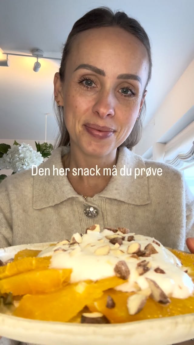 HER KOMMER DIN NYE FAVORIT SNACK 🧡🍊

Med kun 3 ingredienser - og du kan lave den på bare 5 minutter 🙌🏻

Det bugner med store og saftige appelsiner allevegne i øjeblikket, her får I mit bud på hvad I kan bruge dem til 🍊

Husk at gemme opskriften 🫶🏻

Til 2 personer:
▫️2 store appelsiner
▫️150 g vaniljeskyr
▫️1 håndfuld hakkede saltede mandler
Skær skrællen af og skær appelsinerne i tynde skiver. Top med vaniljeskyr og hakkede saltede mandler 👌🏻

Har du prøvet den kombi før? 

Jeg laver altid selv saltede mandler, det er virkelig nemt - og tager ikke meget mere end 20 min. Opskriften finder du inde på min hjemmeside, men hvis jeg skal sende dig et link, så skriv “Ja tak mandler” i en kommentar herunder 🥰

•
•
•

#dittelykkebergmadblog #sunddessert #sunderesødt