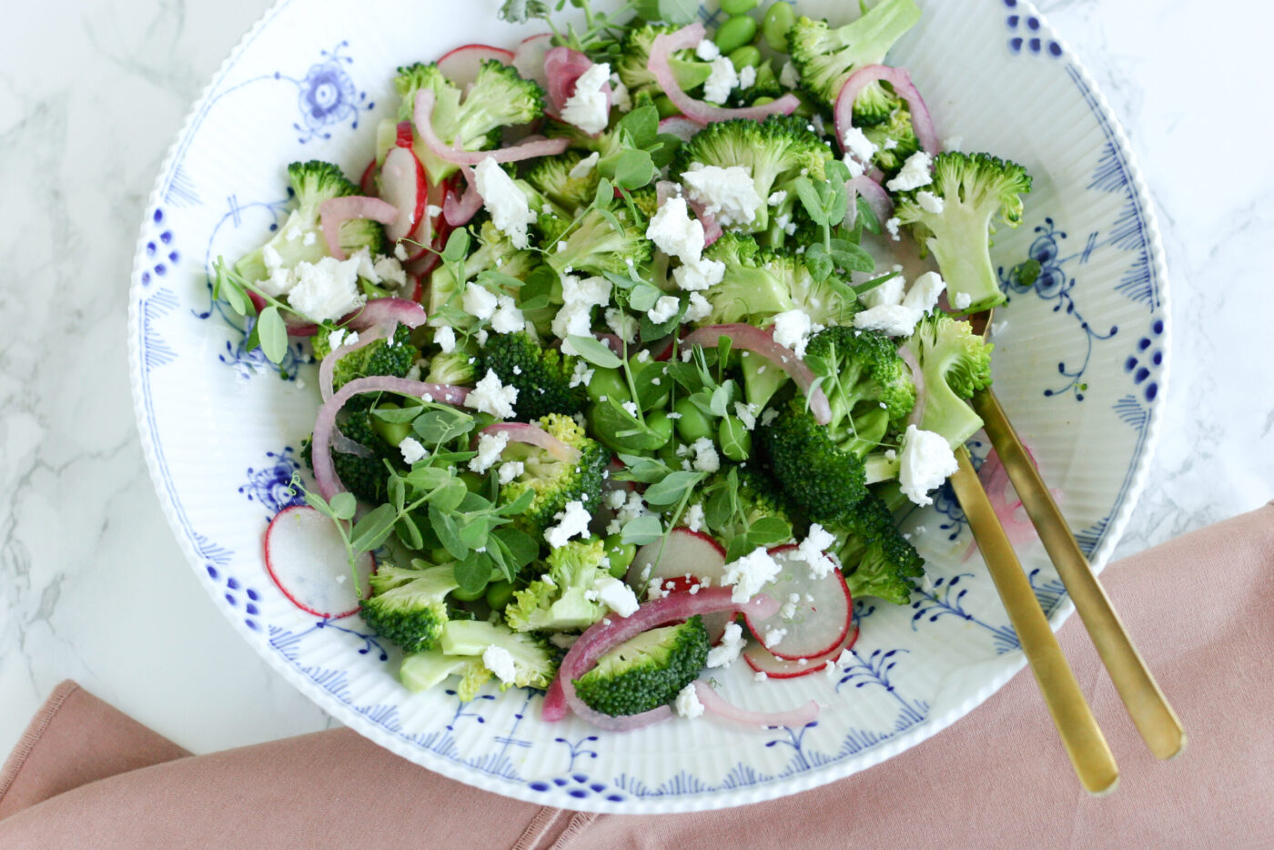 Sommerlig broccolisalat