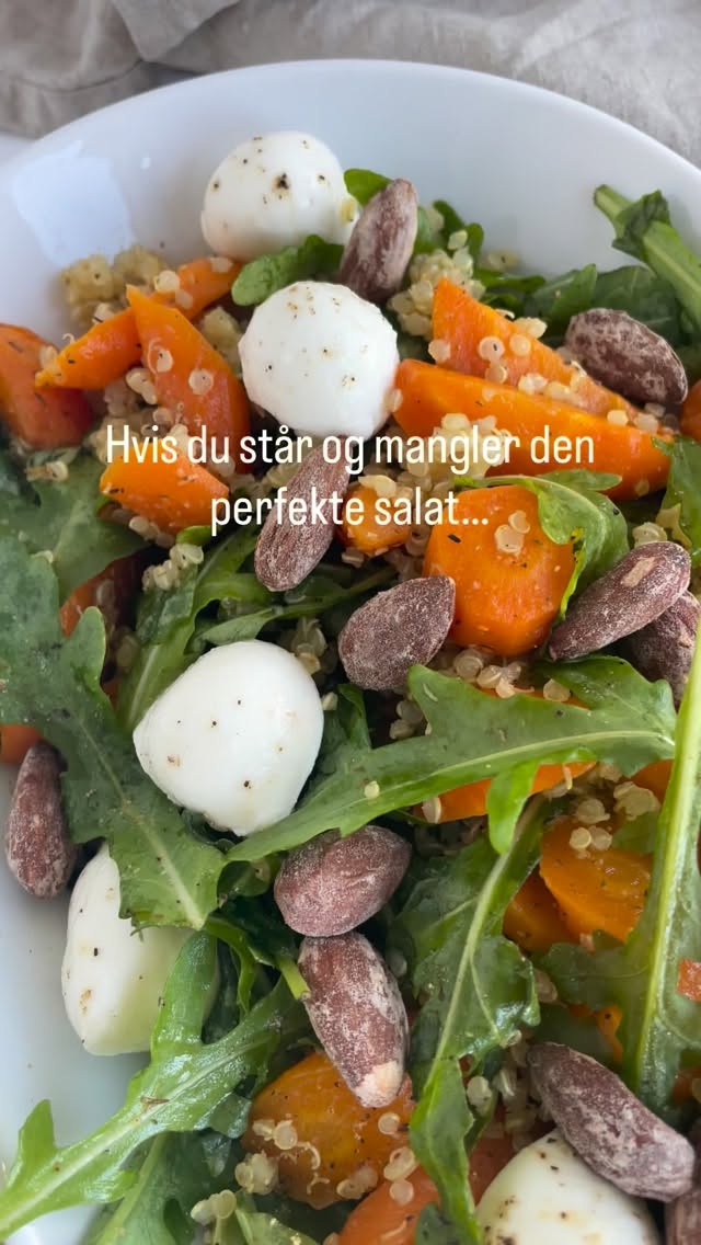 LÆKKER SALAT MED QUINOA OG BAGTE GULERØDDER 🧡

Er du også vild med saltede mandler?
Så skal du altså huske at bruge dem som topping i salater. Det giver den lækreste crunch 👌🏻

Den her salat laver jeg ofte til gæster - og den imponerer HVER gang 🙌🏻

Vil du gerne have opskriften? Så skriv “Ja tak” i en kommentar herunder 🥰

•
•
•

#dittelykkebergmadblog #salatopskrift #tilbehørtilaftensmaden