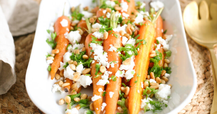 Bagte nye gulerødder med feta og pinjekerner