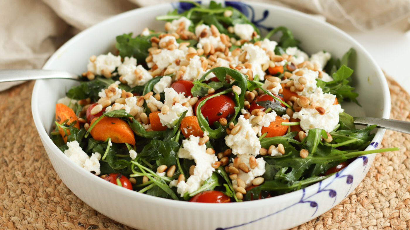 Lun salat med bagte gulerødder og tomater