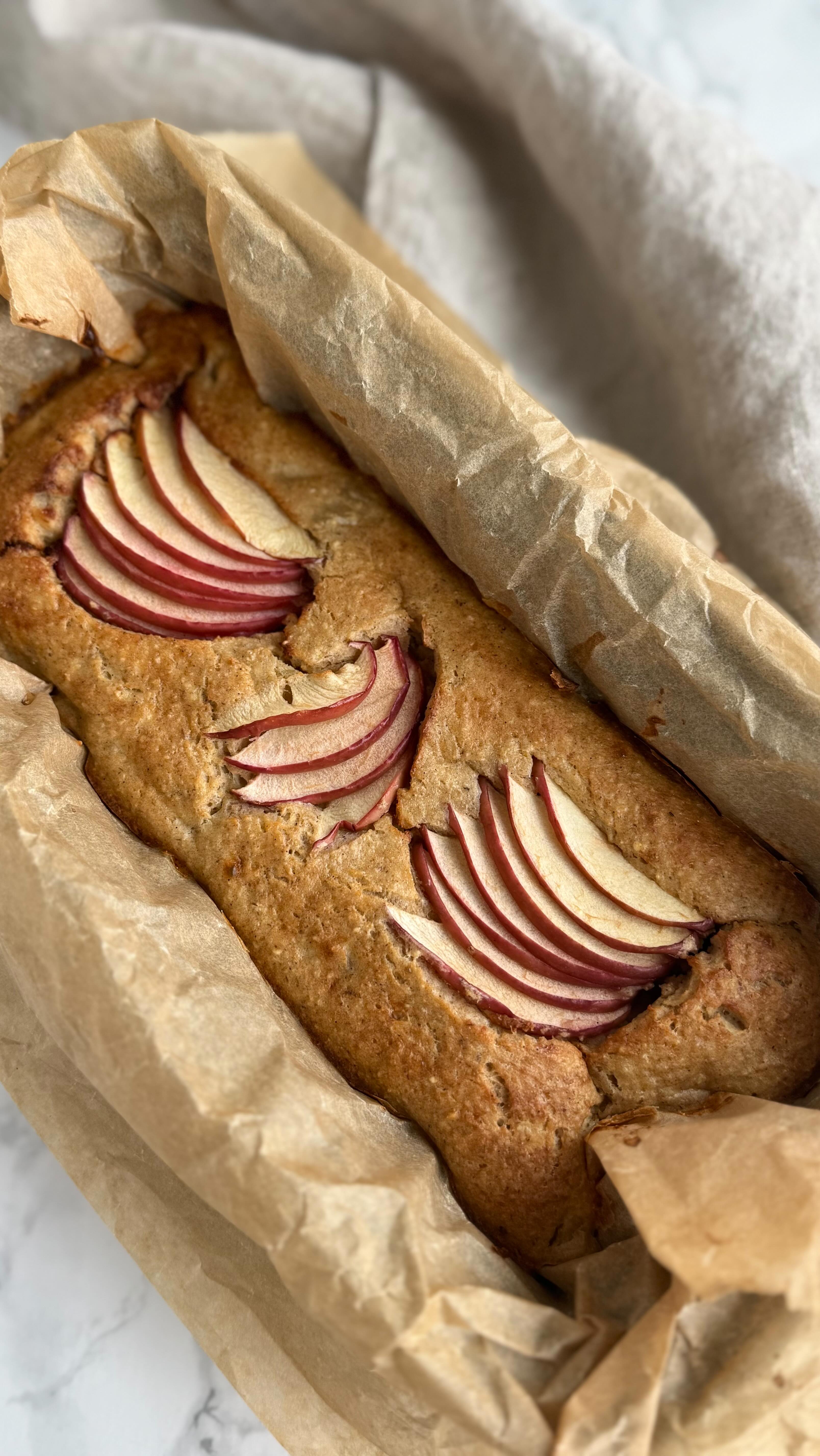 DET HER ÆBLEBRØD MÅ DU PRØVE 🍎🍏
Det er sødt, proteinrigt og utrolig vanedannende 😋

Jeg bruger havregryn i stedet for mel og så har jeg lavet den skønneste sukkerfri æblegrød som jeg rører i dejen. Det gør brødet svampet og dejlig sødt i smagen. 

Mit æblebrød med hytteost er desuden glutenfrit.

Spis det som snack til den lille sult, som en sundere dessert eller til madpakkerne. 

Skal du bede om opskriften? Så skriv “Ja tak” i en kommentar herunder 🥰

•
•
•

#dittelykkebergmadblog