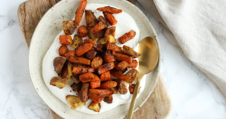 Bagte kartofler og gulerødder med fetacreme