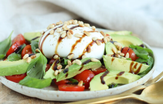 Tomatsalat med avocado og burrata