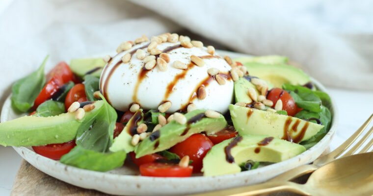 Tomatsalat med avocado og burrata