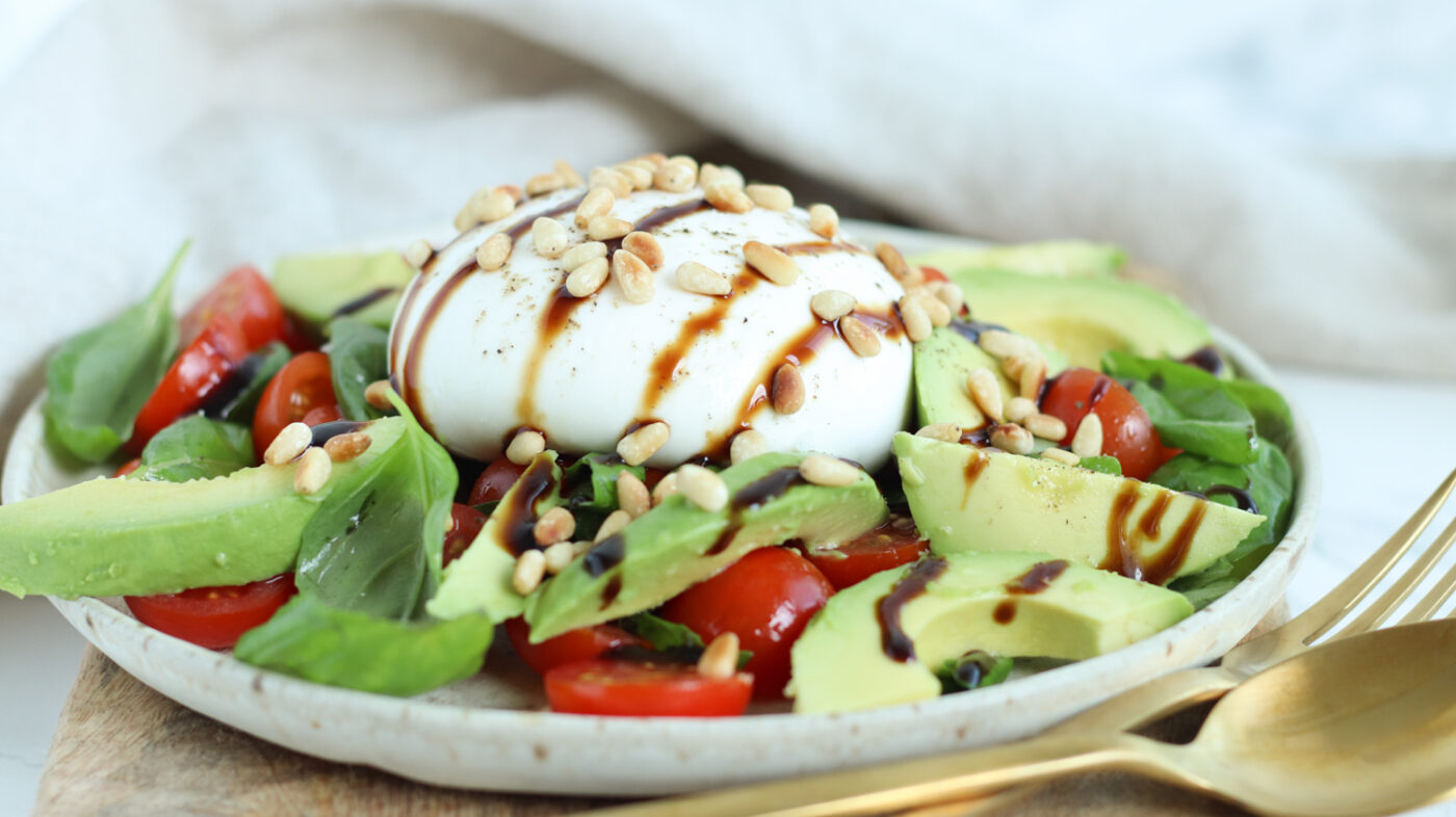 Tomatsalat med avocado og burrata