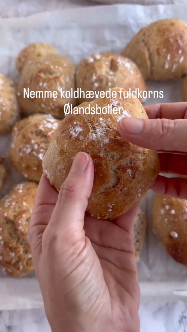 SKAL I HAVE NYBAGTE BOLLER I PÅSKE-DAGENE? 🔥☺️🧡

Så skal du altså prøve min bedste opskrift på lækre Ølandsboller med fuldkorn. 
Jeg bager de her boller igen og igen, dem bliver vi aldrig trætte af herhjemme 🥰

HUSK at læse min beskrivelse af selve afbagningen. Følger du den, så får du den lækreste og sprødeste skorpe 👌🏻

Opskriften er nem, der er få ingredienser i og jeg rører den blot sammen med en grydeske. 

Skal du have opskriften? Så skriv “Ja tak” i en kommentar herunder 🧡

God påske 🐣
•
•
•

#dittelykkebergmadblog #ølandsboller #koldhævedeboller