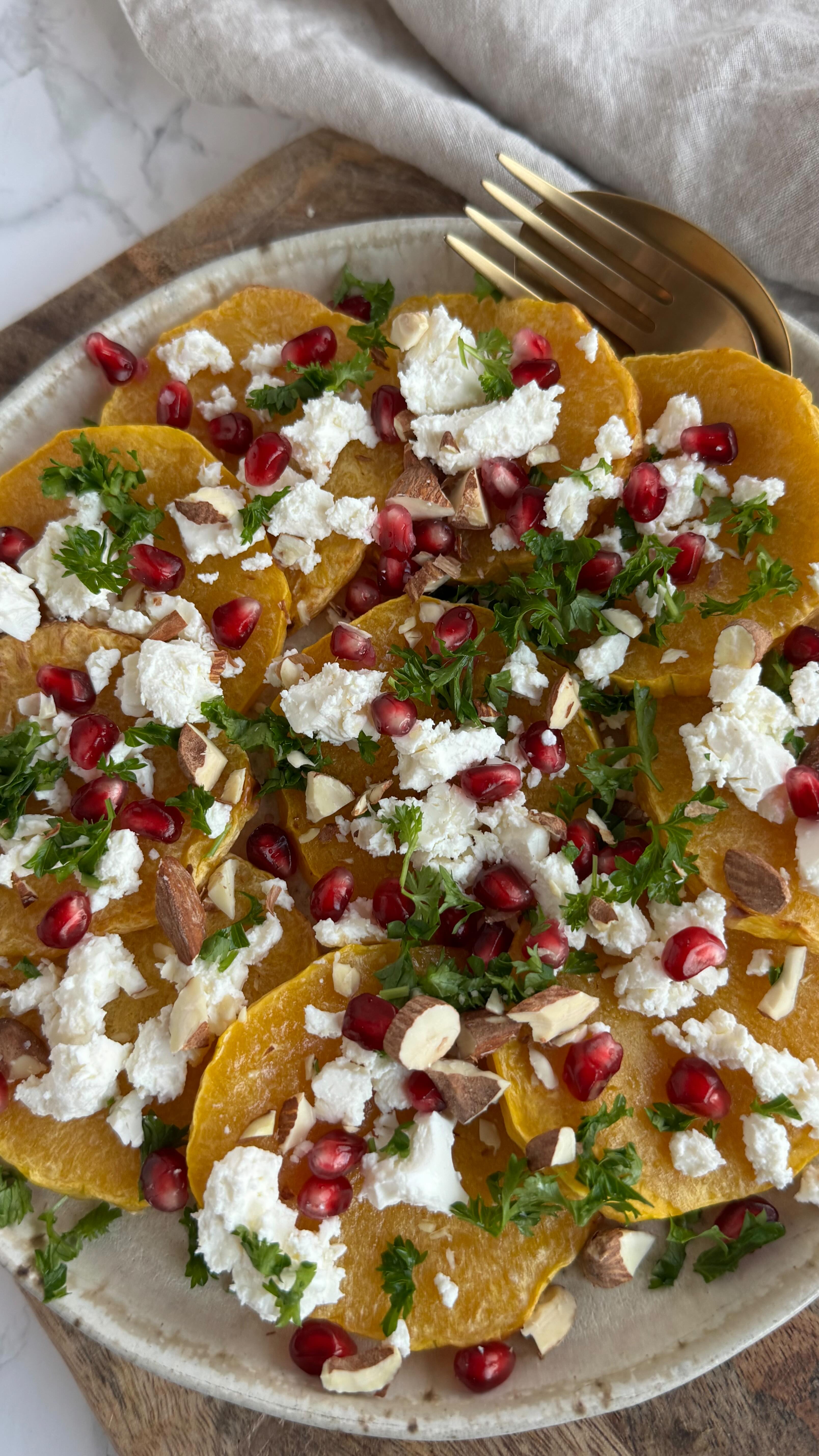 DENNE HER MÅ DU PRØVE 🙌🏻😋🧡

Lav den på bare 35 minutter og imponer dine gæster med en smuk anretning 🤩

Når du bager butternut squash får det en skøn mild og nøddeagtig smag, det er virkelig lækkert sammen med cremet feta, frisk granatæble og saltede mandler 🤌🏻

Vil du have opskriften? Så skriv “Ja tak” i en kommentar herunder 🧡

•
•
•

#dittelykkebergmadblog