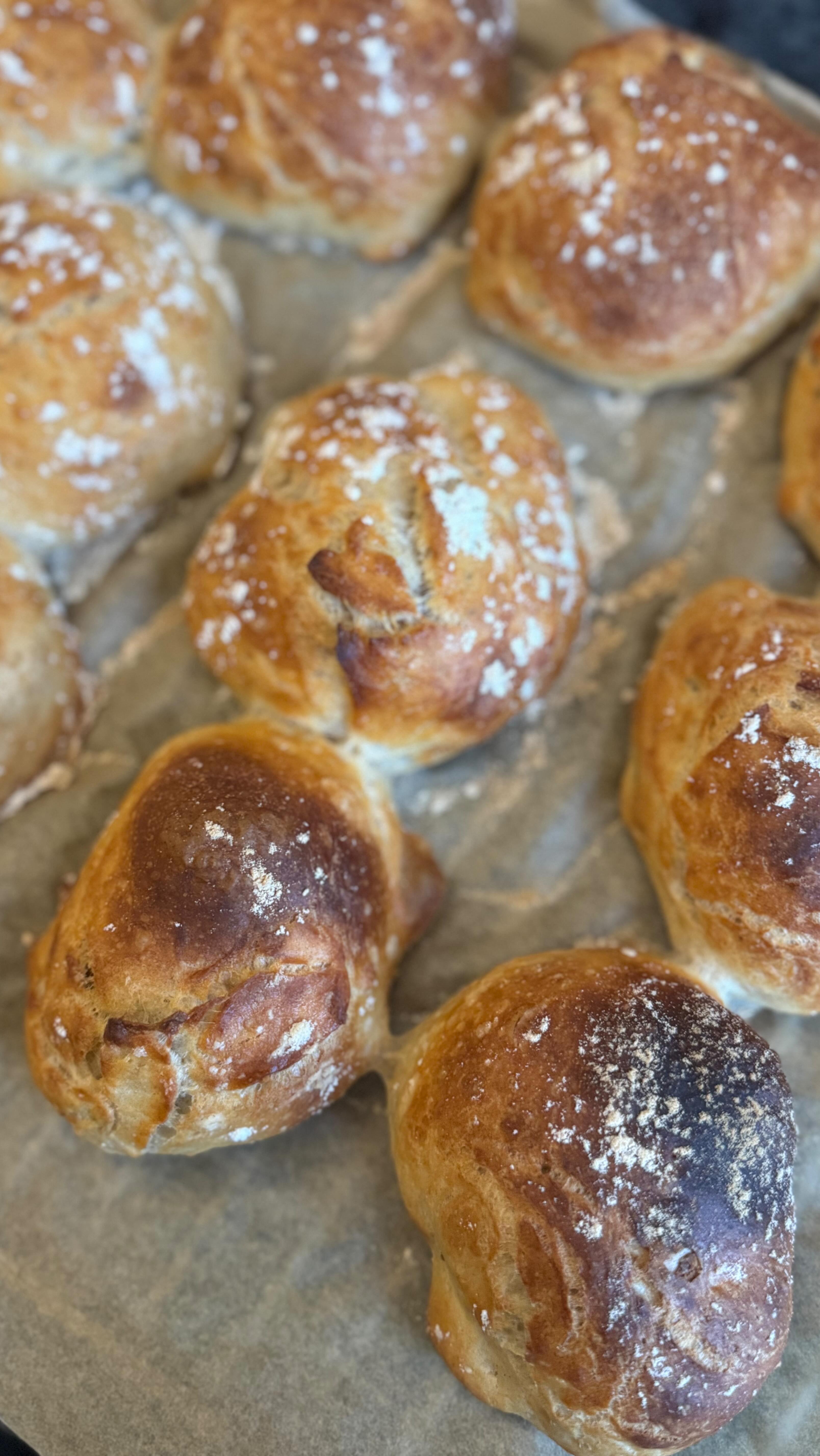 DEM HER MÅ DU PRØVE 🧡

Mine lækre æltefrie, koldhævede fuldkornsboller 🌾

Lækre boller, bagt helt UDEN surdej 😅
Alle kan bage de her boller. 
Dejen røres sammen på bare 5 minutter og så skal den ellers hæve i køleskabet, minimum 12 timer og meget helt op til 24 timer. 

Vil du have opskriften? Så skriv “Ja tak” i en kommentar herunder 🙏🏻

Afbagningen er vigtig - hvis dine boller skal hæve flot op! Jeg har beskrevet det step-by-step i opskriften. 

De bliver sprøde, bløde og fyldt med små lufthuller 🙌🏻 

God fornøjelse 😘

•
•
•

#dittelykkebergmadblog