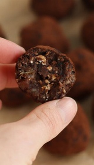 MINE BEDSTE PROTEINRIGE DADELKUGLER 🤎

Der er få ingredienser i og de er SÅ nemme at lave, det tager bare under en halv time ✨

Tril dem i kakao, kokos, eller hvad du kan lide. 

Er det noget for dig? 

Hvis du gerne vil have opskriften, så skriv “Ja tak” i en kommentar herunder 🙌🏻

Et lille tip: Hvis du synes dadel-massen er for blød, så kom den i køleskabet til den har sat sig. Så kan du trille kuglerne herefter.

•
•
•
#dittelykkebergmadblog