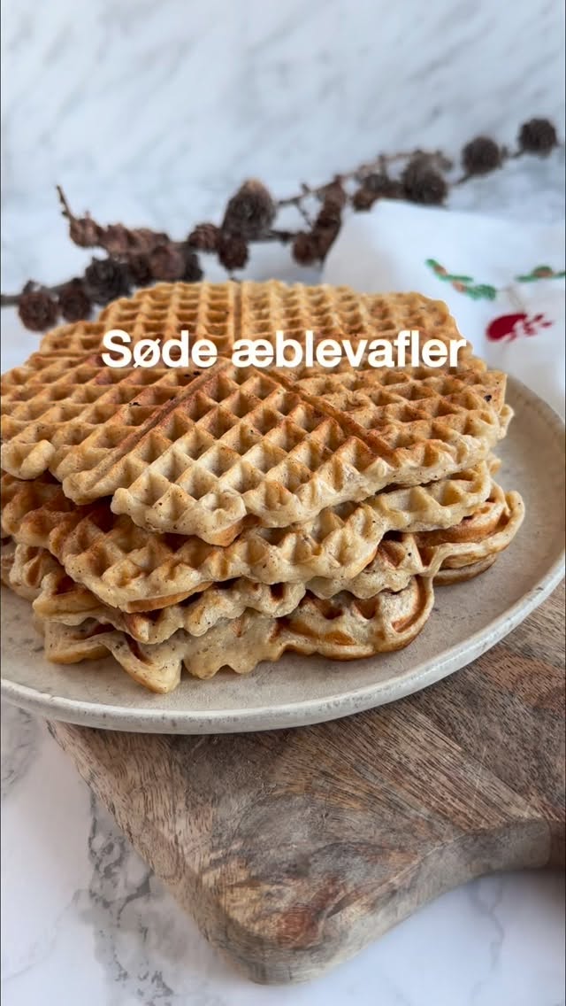 DE HER ÆBLEVAFLER SKAL DU PRØVE🍎🍏
De er søde - helt uden sukker. De er luftige, fiberrige og dejligt sprøde, ligesom vafler skal være 😋

Jeg har tilsat en smule havregryn og pofiber til dejen (kartoffelfibre), hvilket gør dem ekstra fyldige og mættende 👌🏻

Hvad siger du? Er det noget for dig? 🥰

Vil du gerne have opskriften? Så skriv “Ja tak” i en kommentar herunder ❤️🎅🏻🎄

•
•
•

#dittelykkebergmadblog