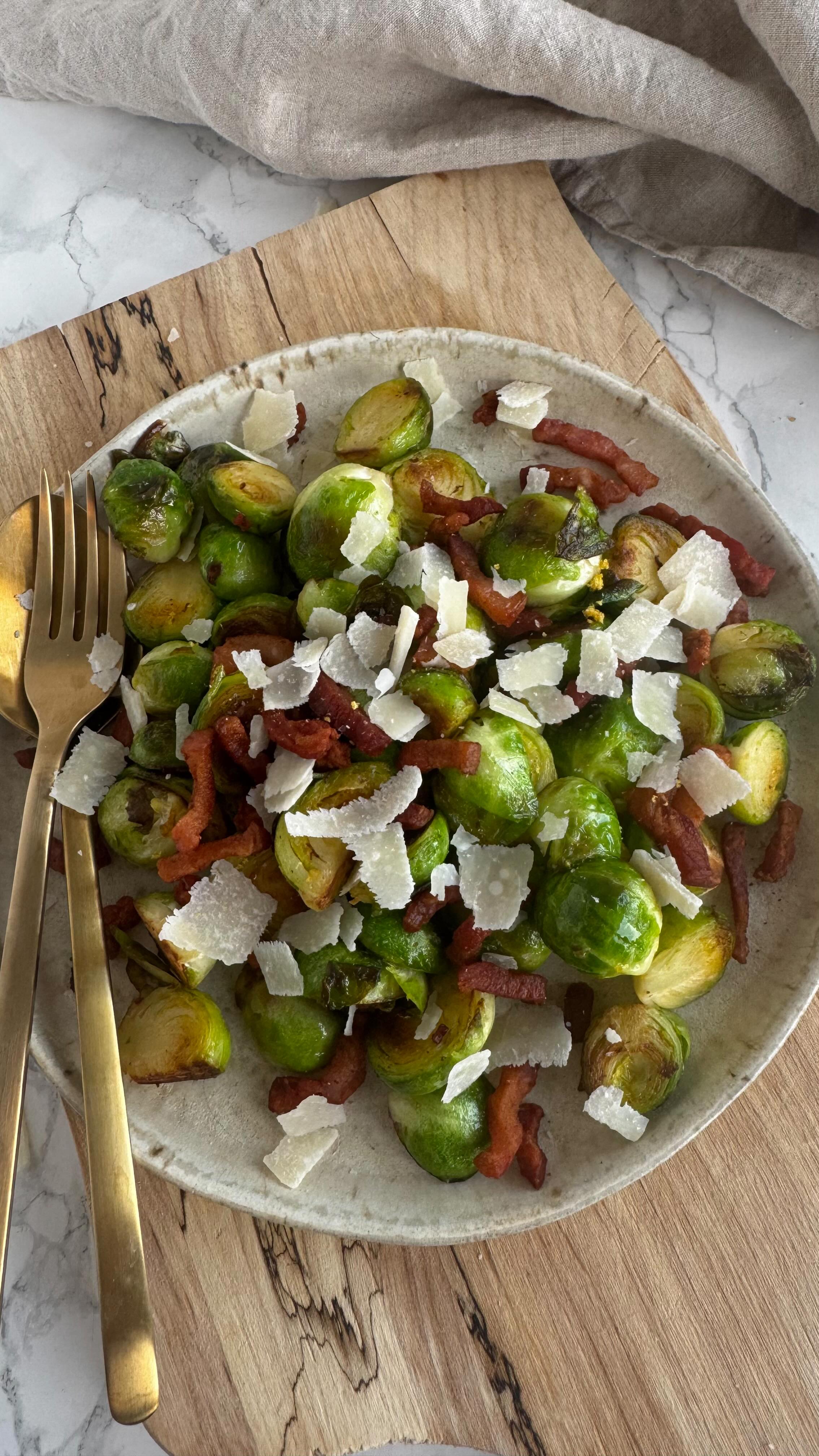 DET HER MÅ DU PRØVE 😍
Det er verdens bedste måde at servere rosenkål på 💚

Husk at gem opskriften 🙌🏻

💚400 g rosenkål
🥓100 g bacontern
🧀50 g parmesan 
🍋Skallen fra 1/2 citron 
🧂Salt

Steg bacon på en pande. Gem panden og brug den til at stege rosenkål i.  Fjern de yderste blade og halver rosenkålene. Steg dem indtil de er let gyldne og stadig har bid, tilsæt lidt salt.
Anret rosenkål på et fad, kom bacon på og drys med flager af parmesan og revet citronskal 👌🏻

Mon det er noget for dig? 

•
•
•
#dittelykkebergmadblog #rosenkål
