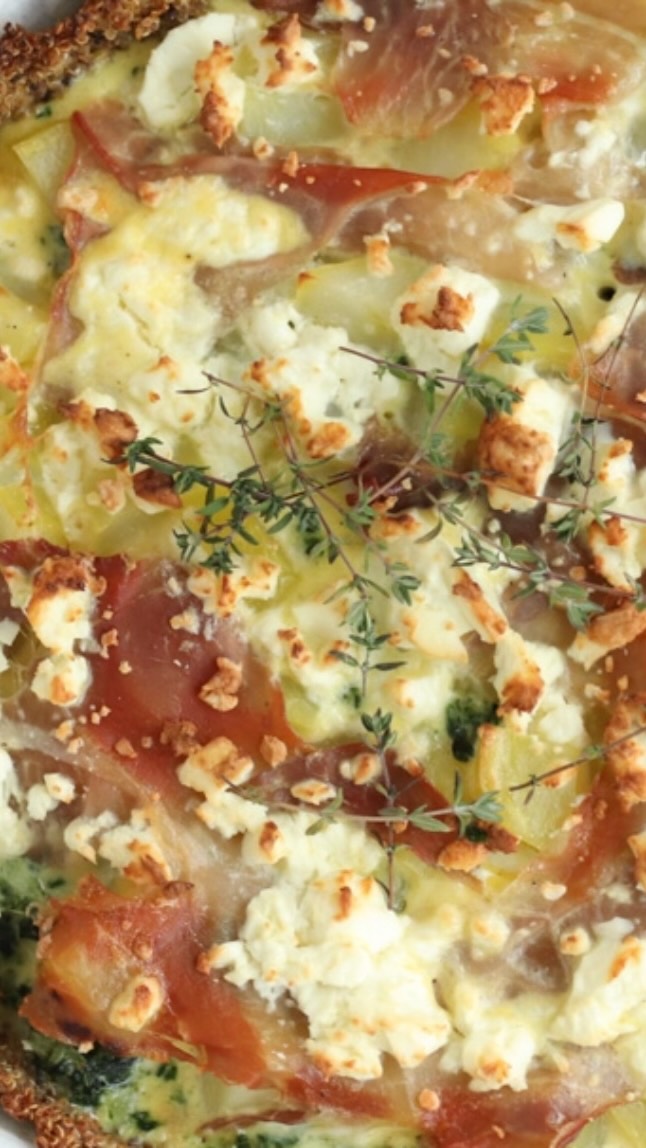 DENNE HER MÅ DU PRØVE 💚
Quinoatærte med kartoffel og parmaskinke. 

En tærtebund lavet på quinoa? JA!
Genialt ikke? 🙌🏻
Tærten er lavet helt uden mel og smør. Den er glutenfri og dejligt mættende. 
Quinoa er rigt på både kostfibre og proteiner 🌱

Den her tærtebund er min mest gennemtestede opskrift og den har efterhånden flere år på bagen. Heldigvis kan fyldet jo varieres i det uendelige 😍
Dette fyld med kartofler og parmaskinke og så lækkert og gør det til den lækreste fyldige og mættende tærte 😋

Vil du have opskriften?
Skriv “Ja tak” i en kommentar herunder, så sender jeg dig et direkte link 💚

•
•
•

#dittelykkebergmadblog #tærte