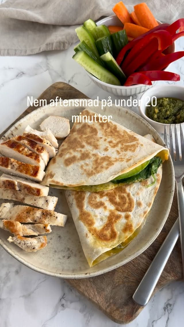 NEM AFTENSMAD PÅ UNDER 20 minutter 🙌🏻

Er du også fan af nem hverdagsmad?
Så skal du altså prøve denne her 🤩

Jeg starter med at komme kyllingebryst på en varm pande (steg i olie og/eller smør). Det steger imens jeg ordner resten. 
Skær gnavegrønt og grønt som skal i tortillaen💚
Kom det i du godt kan lide. Jeg er vild med denne kombi af pesto, spinat, tomater, avocado og løg. Og så en masse ost, gerne både frisk mozzarella og revet cheddar 😋

Server den lune fyldte tortilla sammen med det saftige kyllingebryst, gnavegrønt og en god pesto 🌱💚

Nemt og lækkert. 

Skal du prøve det?

•
•
•

#dittelykkebergmadblog #nemaftensmad #aftensmadpåunder30minutter