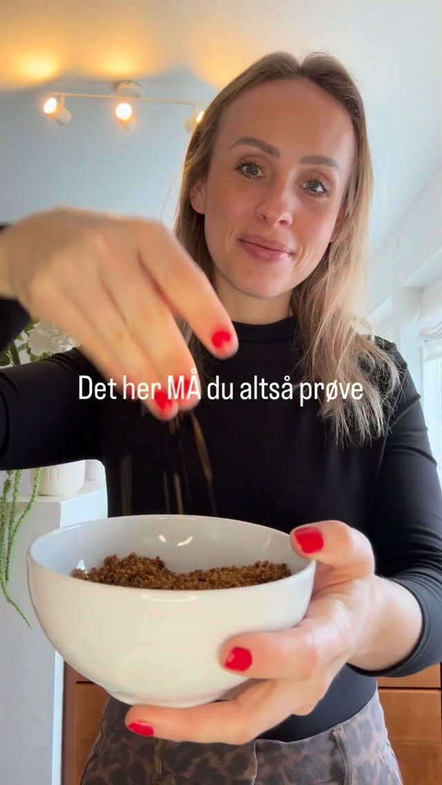 DET HER MÅ DU PRØVE 🧡

Spicy crispy quinoa 🌱

Brug det som topping på salater 🙌🏻

Quinoa er især rigt på proteiner og kostfibre - og denne crispy quinoa giver derfor dine salater lidt ekstra power 💪🏻

Opskriften får du her, HUSK AT GEMME ☑️
En portion:
1 dl tør quinoa (koges efter anvisning på posen)
En smule salt i vandet mens det koger
4 spsk. soya
2 tsk. crispy chili olie
Når quinoaen er kogt: 
Bland soyablandingen i den færdigkogte quinoa. Kom det hele på en bageplade og fordel det i et tyndt lag. Bag det i en varm ovn på 220 grader varmluft i 20-25 minutter - eller indtil det er sprødt. Rør i det nogle gange undervejs. 
Opbevares i en skål eller lufttæt beholder med låg på køkkenbordet. Det kan sagtens holde sig i 4 dage. 

Skal du prøve det? 😍
 
•
•
•

#dittelykkebergmadblog #crispyquinoa