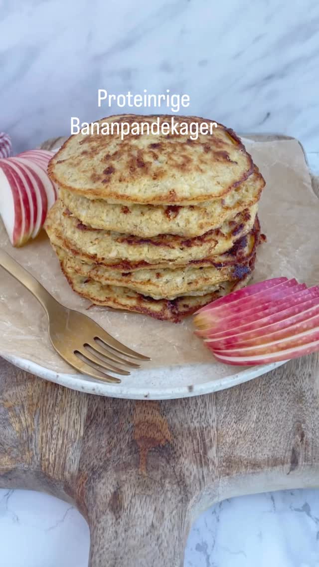 DEM HER SKAL DU PRØVE 🧡

Lækre, svampede, fyldige og mættende proteinrige bananpandekager 😍

Vi spiser dem som snack, som tilbehør  i madpakkerne, som en sundere dessert eller til morgenmad 🙌🏻

Opskriften er NEM - skriv “Ja tak” i en kommentar herunder, så får du et direkte link 🥰

•
•
•

#dittelykkebergmadblog #proteinpandekager