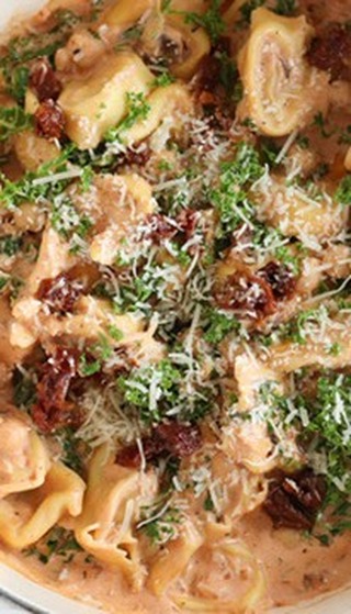 HVIS DU ER TIL NEMME HVERDAGSRETTER…
… Så skal du prøve denne her 🙌🏻

Tortellini i cremet sauce med kikærter 😋 

Den smager forrygende og kan laves på bare 20 minutter. 

Nemt ikke? ☺️

Skal du bede om opskriften? Skriv “Ja tak” i en kommentar herunder 🥰

•
•
•

#dittelykkebergmadblog