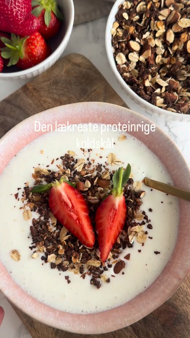 HER ER DIN NYE SOMMER FAVORIT 🩷

Den lækreste koldskål, lavet på kefir og skyr - toppet med en knasende sprød rugbrødsdrys 👌🏻
Koldskålen er perlende frisk og smager helt fantastisk. Den er selvfølgelig også godkendt af Julius herhjemme 🤗

Jeg topper den med friske jordbær 🍓

Skal du bede om opskriften?
Så skriv “Koldskål” i en kommentar herunder 😍

•
•
•

#dittelykkebergmadblog #koldskålmedkefir #sukkerfri #koldskål