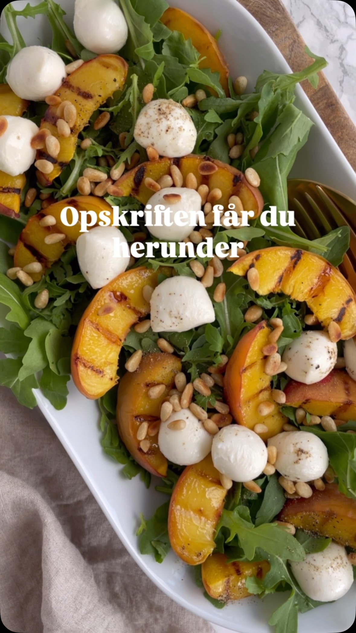 HER KOMMER DIN NYE SOMMER FAVORIT ☀️💚🍑🥬

Den lækreste salat med grillede ferskner og mozzarella 🍑

Opskriften kommer her, HUSK at gemme den 📌
Til 4 personer: 
▫️75 g rucola 
▫️4 stk. ferskner
▫️125 g mini mozzarella
▫️50 g pinjekerner
▫️1 spsk. olivenolie 
▫️Vinaigrette:
▫️1 spsk. olivenolie
▫️2 spsk. hvid balsamico
▫️2 tsk. ravigotte sennep
▫️1 tsk. honning

Skyl rucola salaten og anret det på et fad. Skyl fersknerne og skær dem i både, kom dem i en skål og vend dem i olivenolie. Læg ferskenbådene på en varm grillpande eller på grillen.
Grill dem et par minutter på hver side, til de har fået lidt farve.
Rist pinjekernerne på en tør pande. 
Hæld vandet fra mozzarellakuglerne.
Anret de grillede ferskner oven på den sprøde rucolasalat
Kom mozzarella og ristede pinjekerner på.
Vinaigrette:
Rør alle ingredienserne sammen i en lille skål og hæld ud over salaten lige inden den skal spises.

Skal du prøve den?

•
•
•

#dittelykkebergmadblog #sommersalat #grilledeferskner