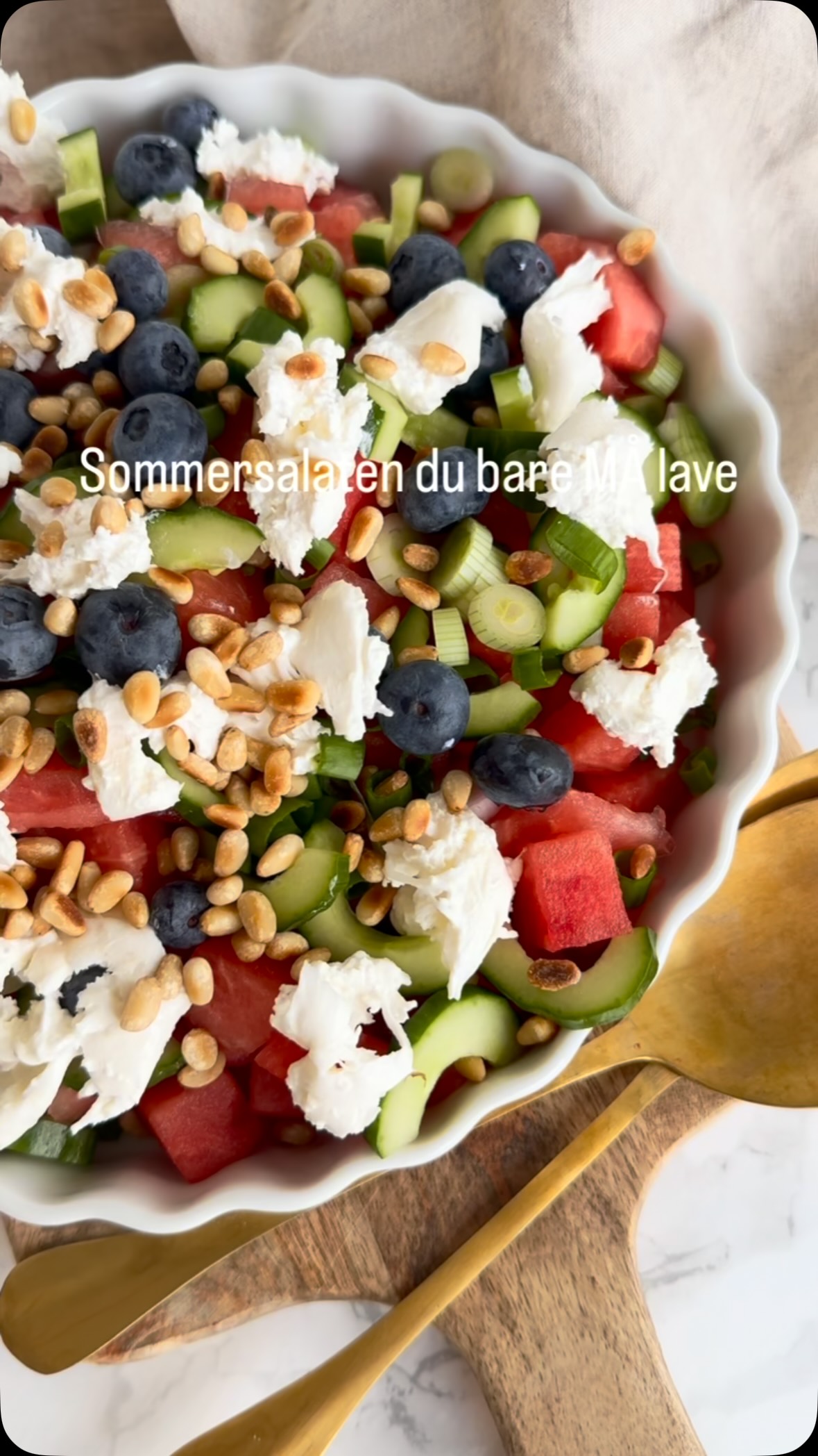 SOMMERSALAT 🍉🫐🥒
Denne salat er perfekt som tilbehør grillmaden 😋☀️😎🔥

HUSK AT GEMME ✔️

Opskrift: 
▫️ 1/2 vandmelon (500 g)
▫️100 g blåbær
▫️200 g agurk
▫️4 forårsløg
▫️50 g pinjekerner 
▫️100 g feta eller puck ost 
▫️Evt. lidt god olivenolie
Rist pinjekerner på en tør og varm pande indtil de har fået farve.
Skær skrællen af vandmelonen og skærer den i mindre tern. Halver agurken, skrab kernerne ud og skær den i skiver. Skær forårsløg i tynde skiver. Bland vandmelon, agurk og forårsløg i et fad og hæld blåbær henover. Smuldr fetaen ud over og drys med de ristede pinjekerner. Dryp eventuelt med en god olivenolie hen over salaten til sidst.

Skal du prøve den? 😍

•
•
•

#dittelykkebergmadblog #sommersalat #tilbehørtilaftensmaden