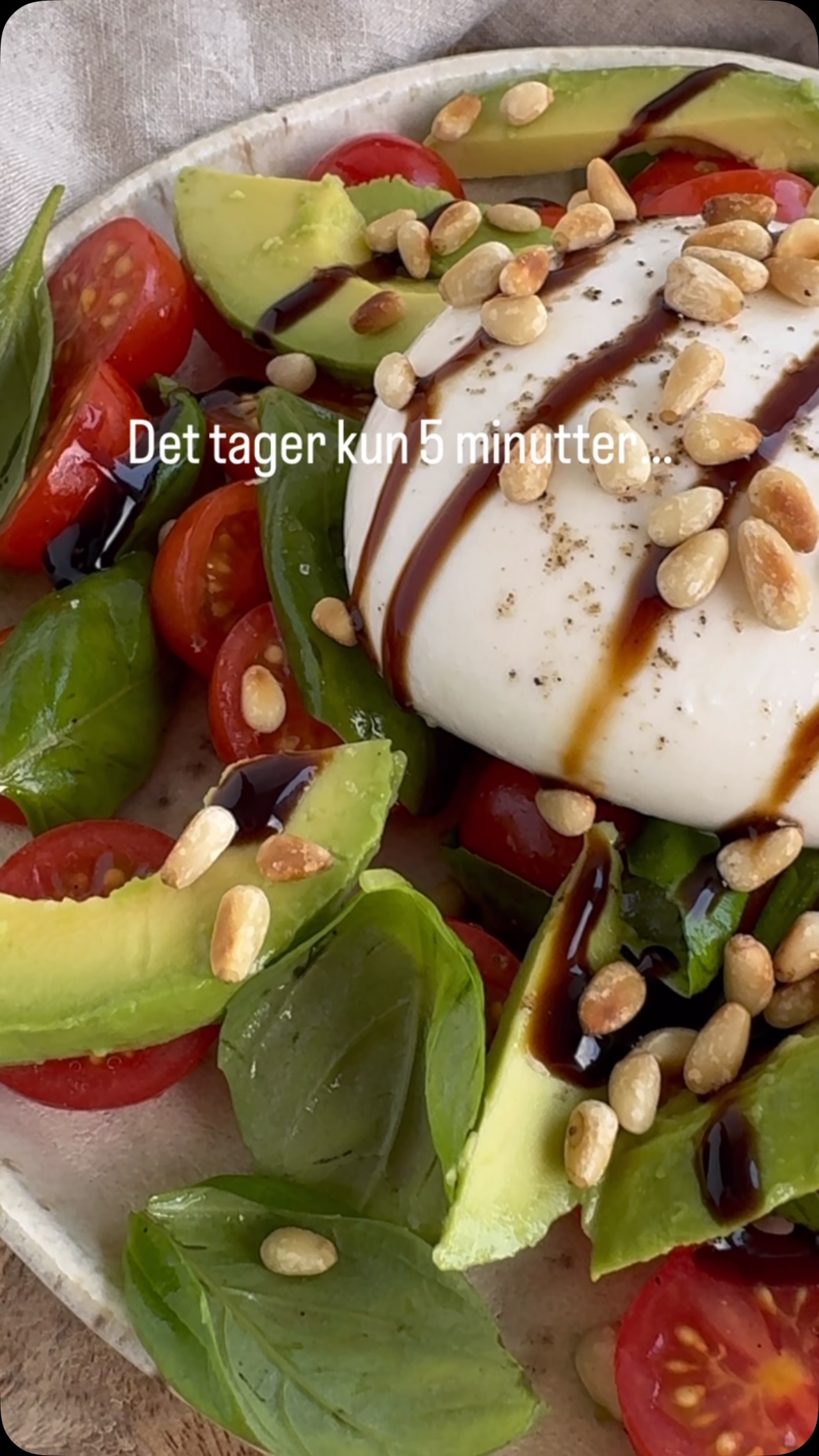 HER KOMMER DEN NEMMESTE OPSKRIFT PÅ MIN YNDLINGS TOMATSALAT ❤️

Lav den på bare 5 minutter 🙌🏻

Husk at gem ✔️ 
Til næste gang du skal have gæster, eller bare vil forkæle dig selv med en nem og nærende salat 🥰

▫️200 g cherrytomater
▫️1 avocado
▫️1 håndfuld frisk basilikum
▫️1 burrata
▫️30 g pinjekerner
▫️Balsamico glace
▫️1 spsk. olivenolie
▫️Salt og peber
Varm en tør pande og rist pinjekernerne. Halver cherrytomater og vend dem i olivenolie, salt og peber.
Hak frisk basilikum og vend det i tomaterne, anret på en tallerken eller et fad. Skær avocado i skiver og læg dem ovenpå tomaterne. Hæld vandet fra burrataen og læg den ovenpå salaten. Drys med salt, peber, balsamico glace og de ristede pinjekerner.

Jeg er så heldig at have frisk basilikum på min altan 🫶🏻🌱💚 Mine tomatplanter er dog ikke helt klar med tomater endnu, håber det kommer snart 🙏🏻🍅👩🏼‍🌾

•
•
•

#dittelykkebergmadblog #sommersalat #tomatsalat