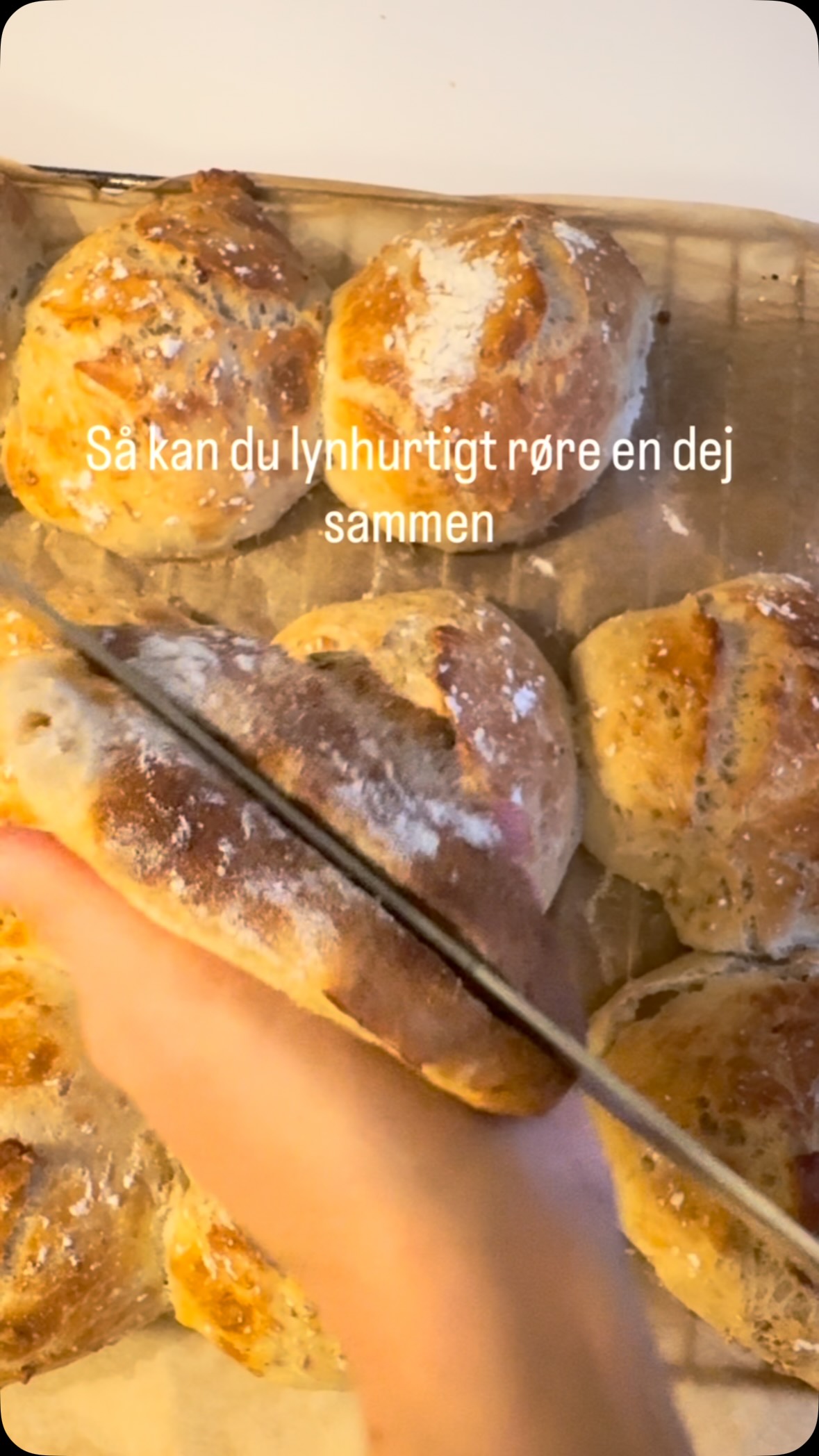 MINE BEDSTE ÆLTEFRIE BOLLER 🧡

Jeg laver dem her igen og igen. 
Dejen er den nemmeste at røre sammen i en skål. Den skal hæve i minimum 12 timer i køleskabet, men gerne mere. Denne her har hævet i 24 timer 🌾

Jeg bruger altid bagestål når jeg bager boller. Det er afgørende for den sprøde skorpe og at de hæver så flot op 👌🏻 Derudover hælder jeg kogende vand i en bageplade som står nederst i ovnen, samtidig med at jeg sætter bollerne ind. Jeg bager dem i ca. 18 minutter på 250 grader i en forvarmet ovn - på det forvarmede bagestål 🔥

Vil du have den præcise opskrift? Så skriv ‘ja tak’ i en kommentar herunder 🥰

•
•
•
#dittelykkebergmadblog #æltefrieboller #koldhævedeboller #ølandsboller