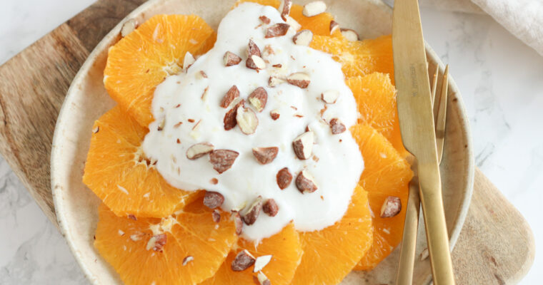 Appelsiner med skyr og saltede mandler