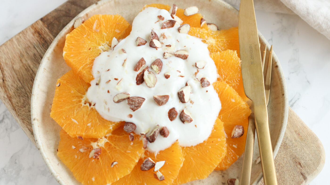 Appelsiner med skyr og saltede mandler
