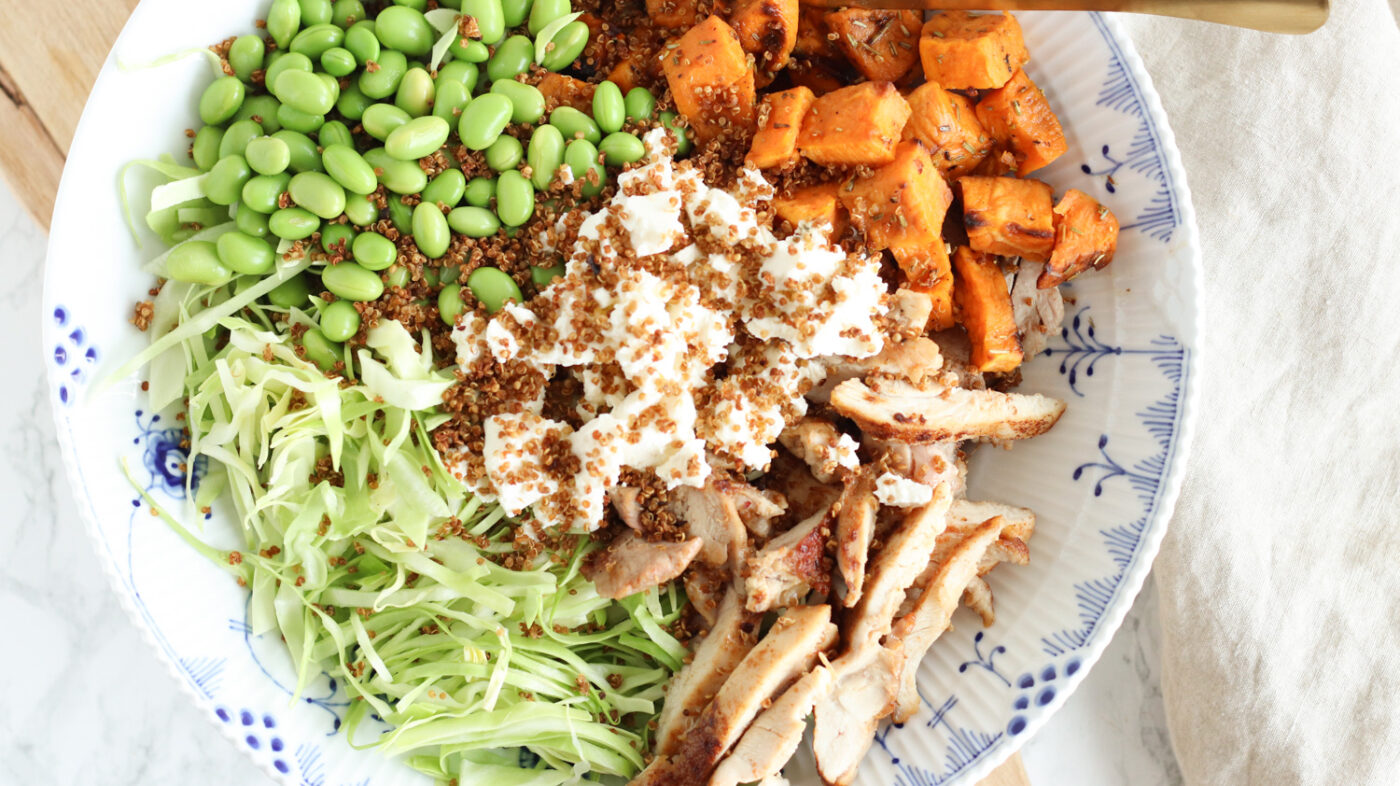 Måltidssalat med spicy crispy quinoa