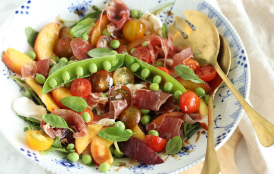 Sommersalat med stegte ferskner og parmaskinke
