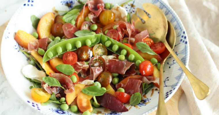 Sommersalat med stegte ferskner og parmaskinke