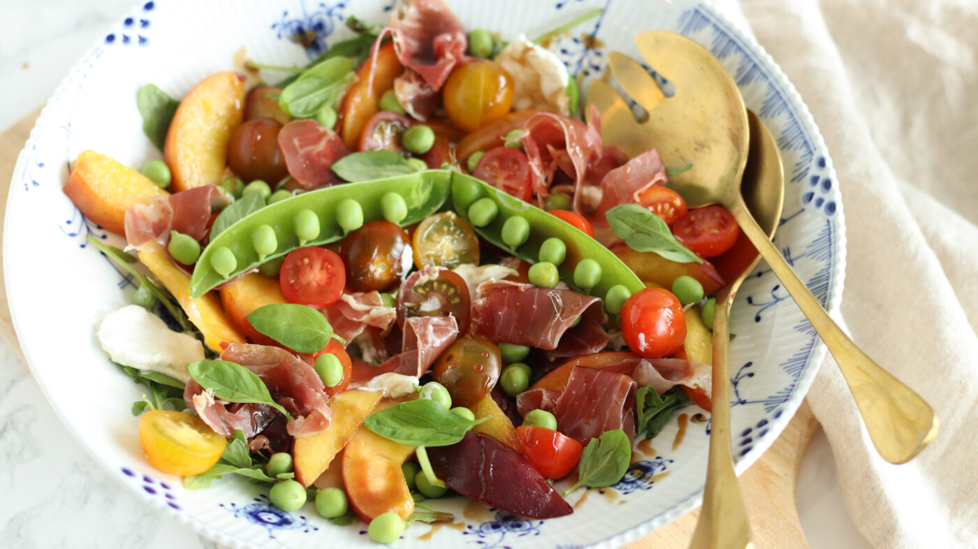 Sommersalat med stegte ferskner og parmaskinke